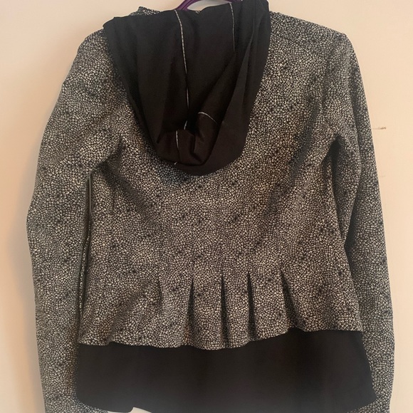 Size 6 Lululemon Jacket EUC - Picture 1 of 6